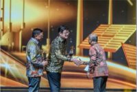 Direktur Utama Harita Nickel Roy Arman Arfandy bersama Komisaris Utama Harita Nickel Donald J Hermanus menerima Penghargaan Subroto 2025 dari Kementerian Energi dan Sumber Daya Mineral, diwakili oleh Kepala Badan Geologi, Dr.Ir.Muhammad Wafid A.N.,M.Sc pada Jumat 24 Oktober 2025 malam di Jakarta