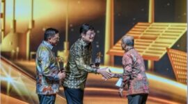 Direktur Utama Harita Nickel Roy Arman Arfandy bersama Komisaris Utama Harita Nickel Donald J Hermanus menerima Penghargaan Subroto 2025 dari Kementerian Energi dan Sumber Daya Mineral, diwakili oleh Kepala Badan Geologi, Dr.Ir.Muhammad Wafid A.N.,M.Sc pada Jumat 24 Oktober 2025 malam di Jakarta