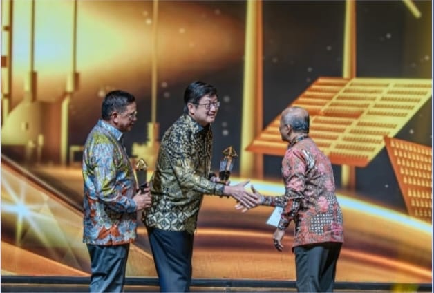 Direktur Utama Harita Nickel Roy Arman Arfandy bersama Komisaris Utama Harita Nickel Donald J Hermanus menerima Penghargaan Subroto 2025 dari Kementerian Energi dan Sumber Daya Mineral, diwakili oleh Kepala Badan Geologi, Dr.Ir.Muhammad Wafid A.N.,M.Sc pada Jumat 24 Oktober 2025 malam di Jakarta