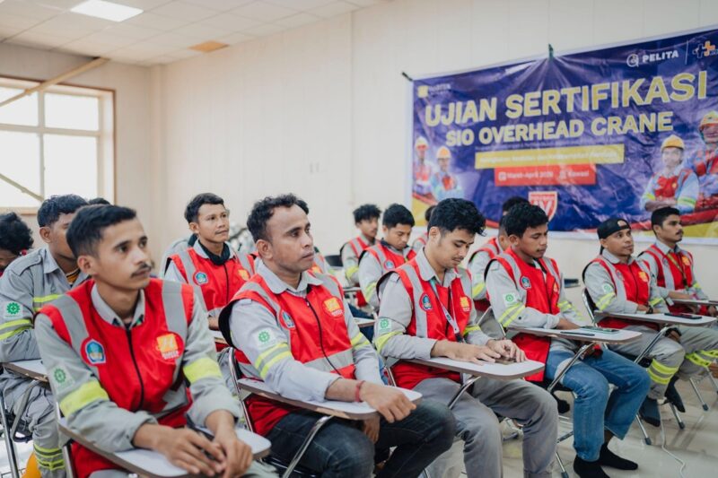 
Peserta PELITA Batch IV mengikuti ujian teori sertifikasi SIO Overhead Crane setelah menjalani pelatihan intensif selama tiga bulan.