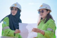 Esmar dan Mira, dua srikandi yang memimpin pengelolaan dan pemantauan air limpasan, untuk memastikan air yang dilepas ke badan lingkungan telah memenuhi baku mutu. 
