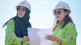 Esmar dan Mira, dua srikandi yang memimpin pengelolaan dan pemantauan air limpasan, untuk memastikan air yang dilepas ke badan lingkungan telah memenuhi baku mutu. 
