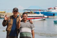 Madina Jouronga bersama anaknya yang mengemudikan Kapal Motor Akelamo Jaya, rute Kawasi - Bacan.