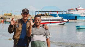 Madina Jouronga bersama anaknya yang mengemudikan Kapal Motor Akelamo Jaya, rute Kawasi - Bacan.