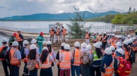 Kunjungan Masyarakat Desa Kawasi ke Danau Karo 
