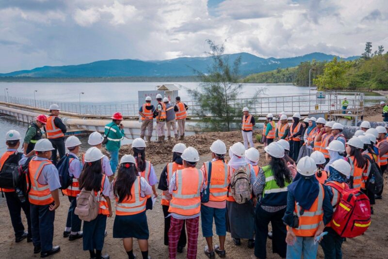 Kunjungan Masyarakat Desa Kawasi ke Danau Karo 

