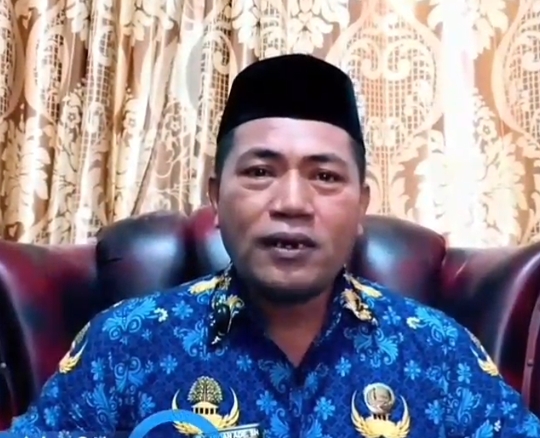 Camat Kasiruta Timur: Ardan Ade, SH