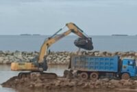 Konstruksi Penguatan (Dokumentasi: istimewa) Breakwater Desa Kawasi Oleh Harita Nickel 