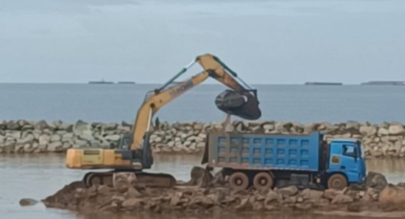 Konstruksi Penguatan (Dokumentasi: istimewa) Breakwater Desa Kawasi Oleh Harita Nickel 