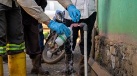 Pengambilan sampel air di kran air warga Kawasi oleh pihak ketiga independen untuk pengujian insitu dan analisis di laboratorium terakreditasi.