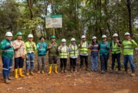 Foto bersama tim perusahaan bersama awak media saat site visit ke area reklamasi Komodo
