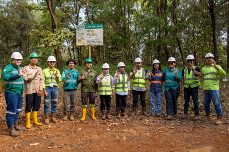 Foto bersama tim perusahaan bersama awak media saat site visit ke area reklamasi Komodo
