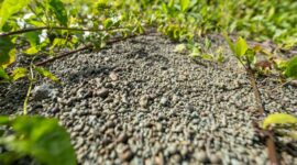 Tampilan dekat slag nikel yang dimanfaatkan sebagai pembenah tanah di area reklamasi Harita Nickel, Pulau Obi, Halmahera Selatan.