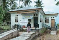 Keterangan : Salah seorang warga berdiri di depan Pustu Soligi, Obi Selatan, Halmahera Selatan. Kehadiran Pustu Soligi memberikan kemudahan bagi masyarakat untuk mendapatkan pemeriksaan kesehatan yang berkualitas.