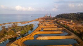 Harita Nickel membangun breakwater di pesisir Kawasi, Pulau Obi, untuk membantu meredam gelombang dan melindungi pesisir dari abrasi. (Dok : istimewa)