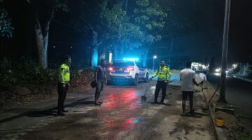 Satlantas Polres Halbar Gerak Cepat Atasi Tumpukan Tanah di Jalan Raya Depan RSUD