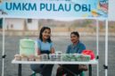 Mama-mama UMKM Desa Kawasi yang telah bersiap dari sore menunggu para pengunjung yang datang di malam Festival Harmoni Obi (FHO) 2026.