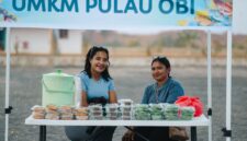 Mama-mama UMKM Desa Kawasi yang telah bersiap dari sore menunggu para pengunjung yang datang di malam Festival Harmoni Obi (FHO) 2026.