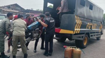Disperindagkop dan Sat Reskrim Polres Halbar Razia Kendaraan Tangki Rakitan di SPBU Acango